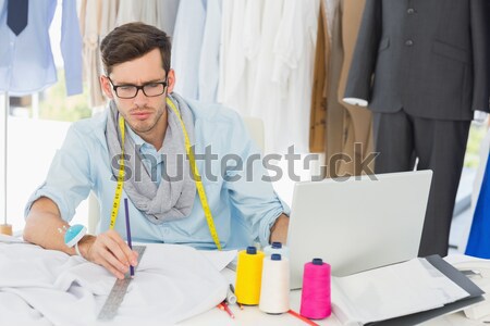 Vrouwelijke mode ontwerper naar schets home Stockfoto © wavebreak_media