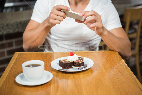 Hombre guapo toma Foto alimentos pub chocolate Foto stock © wavebreak_media