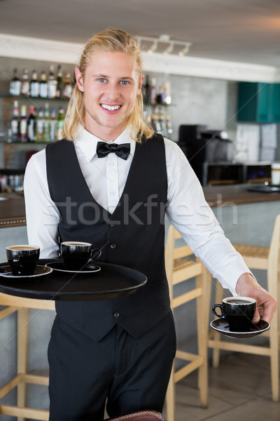 Kellner halten Fach Kaffeetassen Restaurant Porträt Stock foto © wavebreak_media