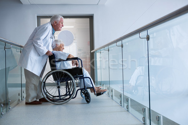 Foto stock: Médico · altos · paciente · silla · de · ruedas · mujer · hospital