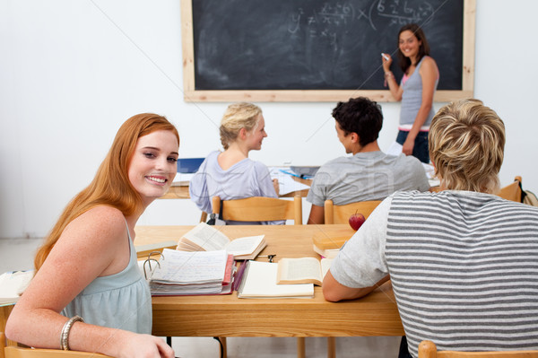 Foto stock: Adolescentes · estudiar · junto · clase · grupo · escuela