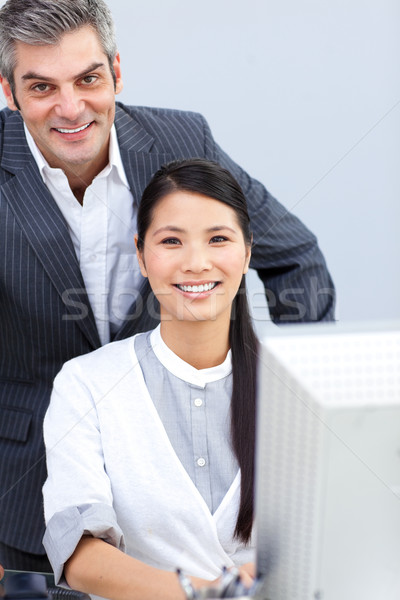 Souriant femme d'affaires gestionnaire travail ordinateur bureau [[stock_photo]] © wavebreak_media