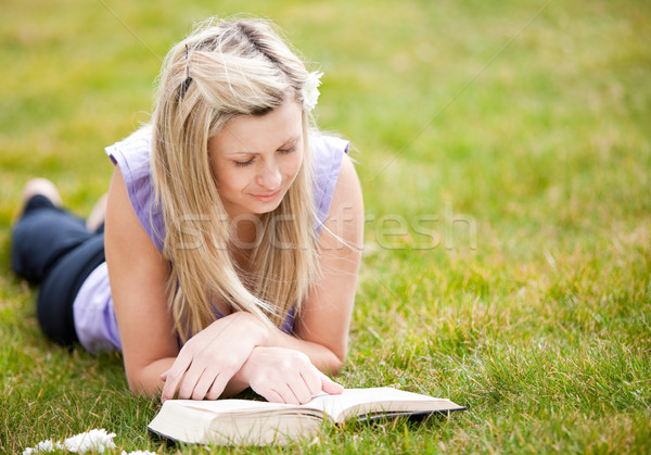 美人 読む 図書 公園 草 春 ストックフォト © wavebreak_media