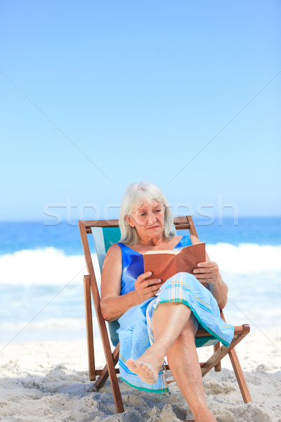 Foto stock: Senior · mulher · leitura · livro · praia · mulheres