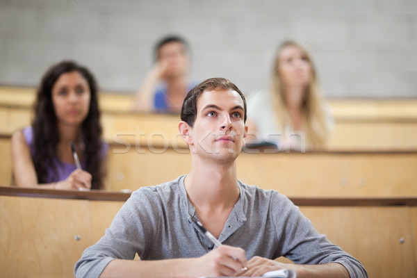 Foto stock: Estudantes · escuta · palestra · anfiteatro · feliz · lápis