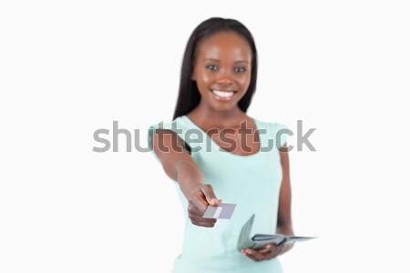 Glimlachend jonge vrouw creditcard salaris witte achtergrond Stockfoto © wavebreak_media