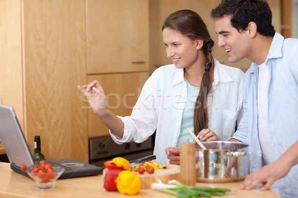 Foto d'archivio: Sorridere · Coppia · utilizzando · il · computer · portatile · cuoco · cucina · alimentare