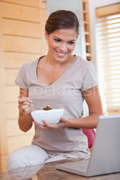 Foto stock: Comer · cereales · mirando · portátil · feliz