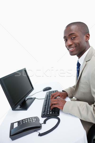 Stock fotó: Oldalnézet · mosolyog · üzletember · számítógéphasználat · fehér · férfi