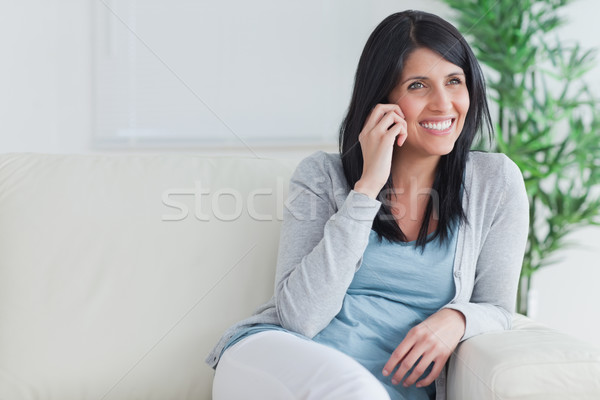 Nő beszél telefon megnyugtató kanapé nappali Stock fotó © wavebreak_media
