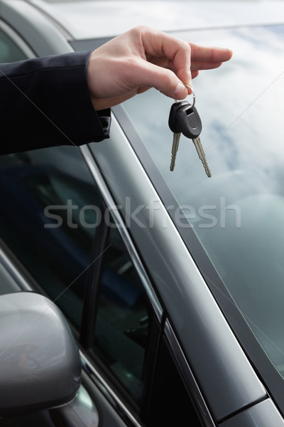 Einer halten Autoschlüssel Freien Geschäftsmann Anzug Stock foto © wavebreak_media