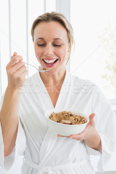 Sorrindo roupão de banho cereal casa cozinha mulher Foto stock © wavebreak_media