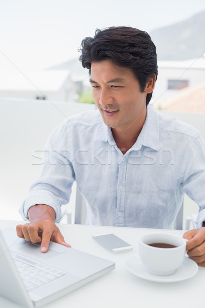 笑みを浮かべて 男 コーヒー ラップトップを使用して 外 バルコニー ストックフォト © wavebreak_media