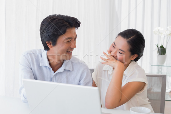 Stok fotoğraf: Mutlu · çift · dizüstü · bilgisayar · kullanıyorsanız · birlikte · ev · oturma · odası