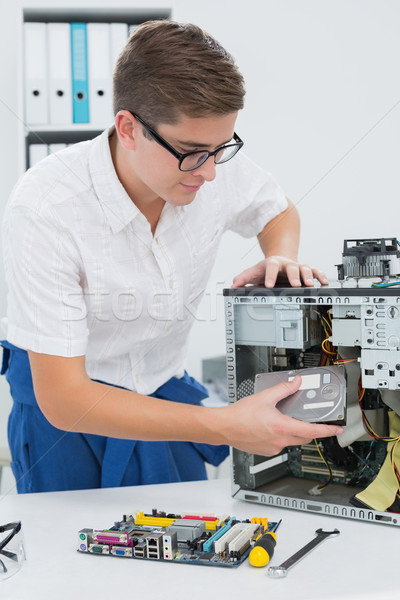 Foto stock: Jovem · técnico · trabalhando · quebrado · computador · escritório