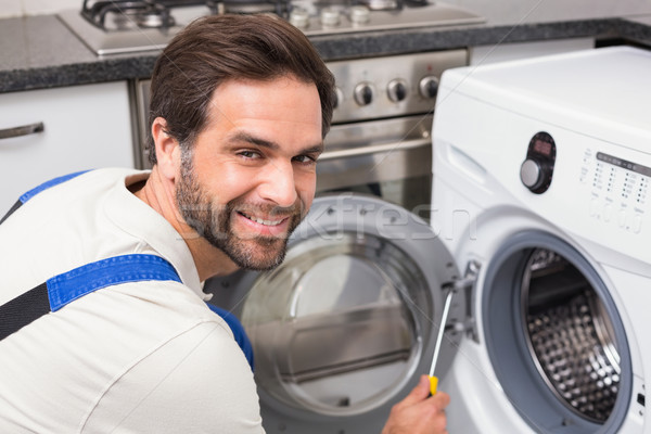 Handyman máquina de lavar roupa cozinha homem trabalhar Foto stock © wavebreak_media