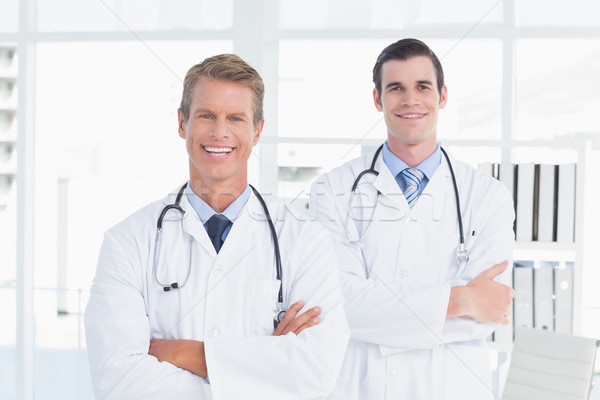 Foto stock: Sonriendo · médicos · mirando · cámara · los · brazos · cruzados · médicos