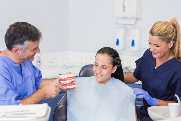 Tandarts verpleegkundige uitleggen patiënt tandenborstel model Stockfoto © wavebreak_media