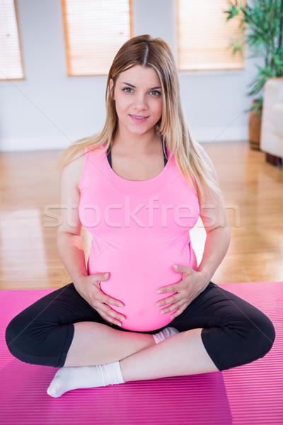 Terhes nő tart dudorodás otthon egészség női Stock fotó © wavebreak_media