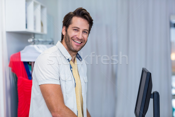 Portret uśmiechnięty kasjer odzież sklepu człowiek Zdjęcia stock © wavebreak_media