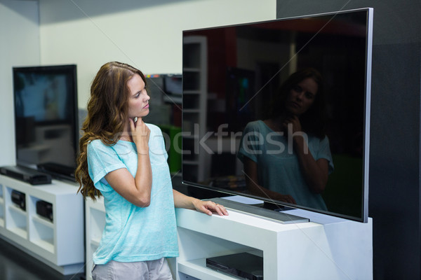 Stockfoto: Mooie · vrouw · winkelen · nieuwe · televisie · elektronica · store