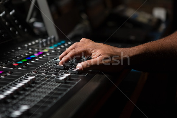 Main Homme audio ingénieur sonores mixeur [[stock_photo]] © wavebreak_media