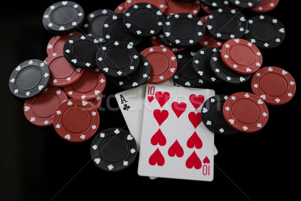 Vedere carduri chipsuri cazinou roşu Imagine de stoc © wavebreak_media