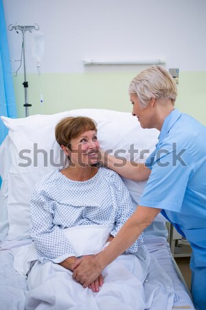 Vrouwelijke arts luisteren senior man bed Stockfoto © wavebreak_media
