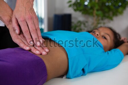 Abdomen massage fille patient clinique femme [[stock_photo]] © wavebreak_media