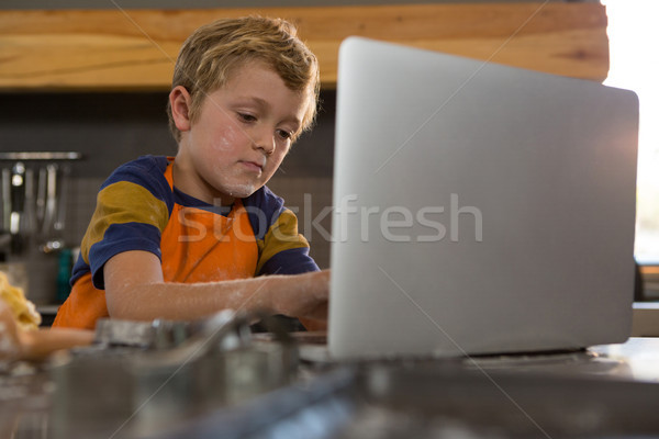 мальчика используя ноутбук кухонном столе домой ноутбука технологий Сток-фото © wavebreak_media