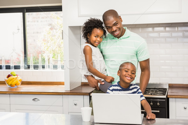 Stockfoto: Gelukkig · gezin · met · behulp · van · laptop · keuken · meisje · gelukkig · kind