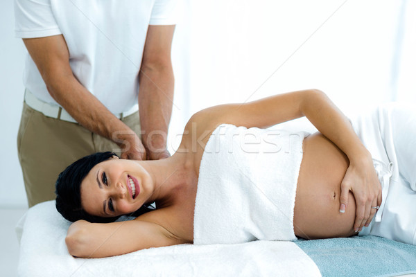 Femeie gravida înapoi masaj maseur acasă fericit Imagine de stoc © wavebreak_media