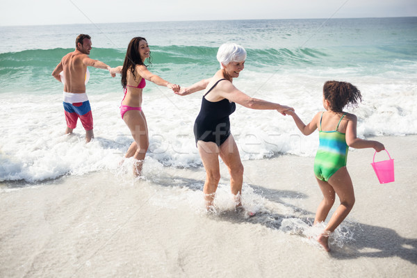 Famille heureuse plage femme homme [[stock_photo]] © wavebreak_media