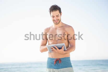 Zâmbitor om comprimat plajă fericit vară Imagine de stoc © wavebreak_media