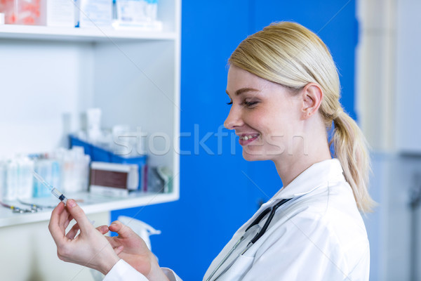 Foto stock: Mujer · veterinario · mirando · jeringa · médicos · oficina