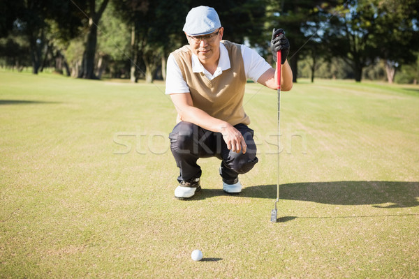Stockfoto: Golfer · hurken · naar · bal · veld · man