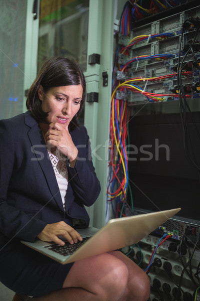 Technicien utilisant un ordinateur portable serveur chambre femme portable [[stock_photo]] © wavebreak_media