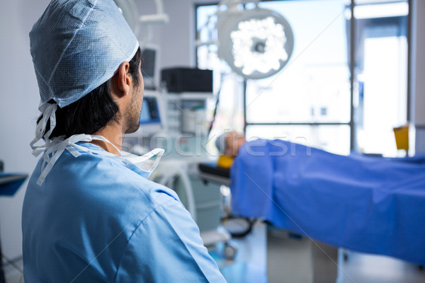 Férfi sebész néz eszméletlen beteg operáció Stock fotó © wavebreak_media