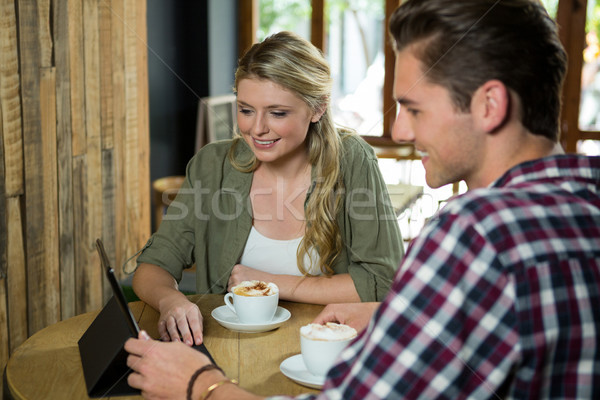 Gülen çift dijital tablet tablo kafe Stok fotoğraf © wavebreak_media