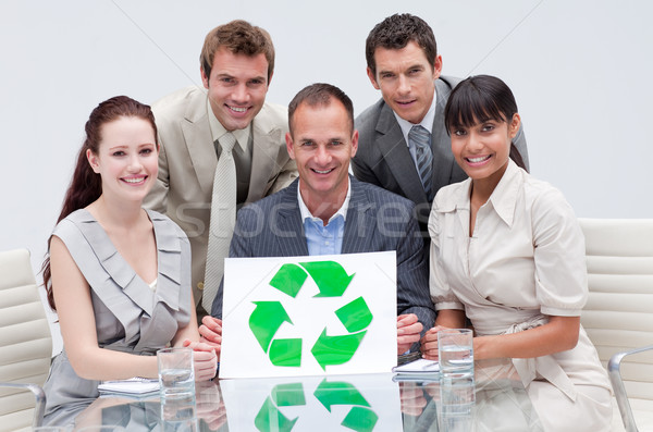 Zdjęcia stock: Uśmiechnięty · zespół · firmy · recyklingu · symbol · ekologiczny