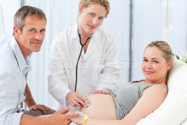 Zwangere vrouw echtgenoot verpleegkundige naar camera bed Stockfoto © wavebreak_media