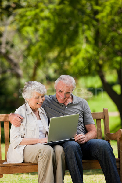 Foto stock: Ancianos · Pareja · mirando · portátil · amor · atrás