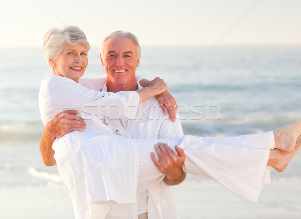 Férfi hordoz feleség tengerpart boldog sétál Stock fotó © wavebreak_media