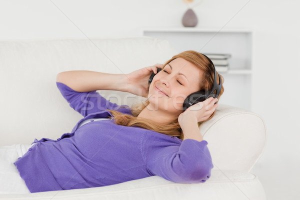 Bonne recherche femme écouter de la musique instant canapé Photo stock © wavebreak_media