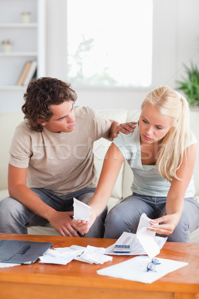 Hombre consolador esposa contabilidad salón casa Foto stock © wavebreak_media