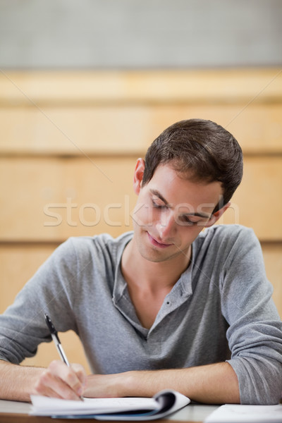 Retrato masculino estudante escrita bloco de notas anfiteatro Foto stock © wavebreak_media
