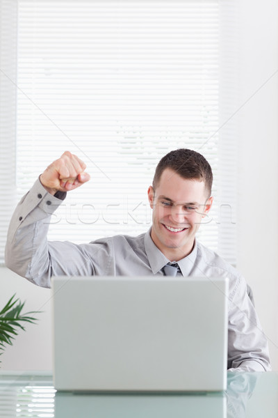 Jungen Geschäftsmann glücklich E-Mail Laptop Stock foto © wavebreak_media