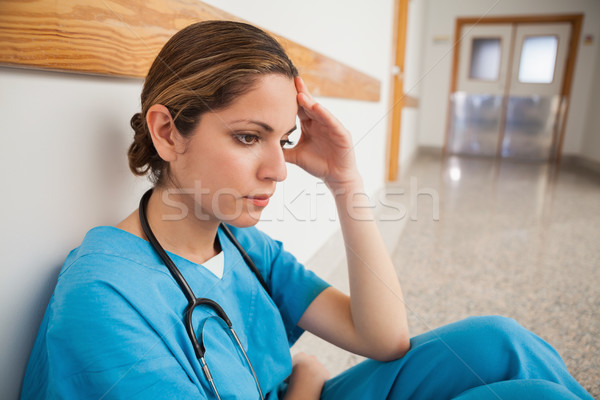 Pielęgniarki posiedzenia piętrze myślenia medycznych Zdjęcia stock © wavebreak_media