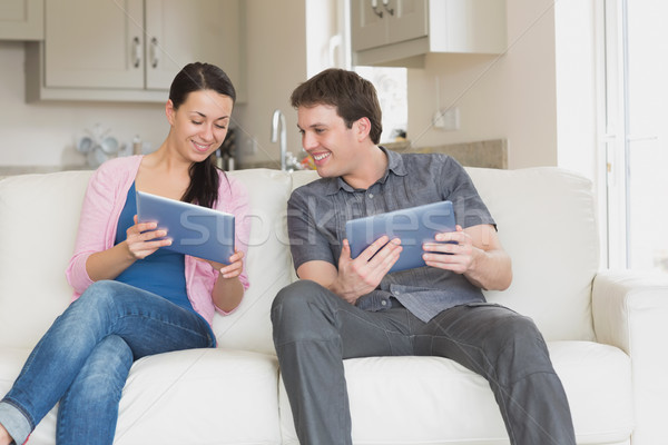 Foto stock: Dos · personas · sesión · sofá · salón · hombre