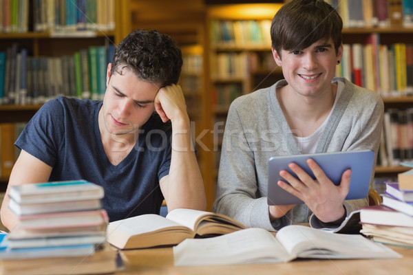 Stockfoto: Jonge · man · studeren · college · bibliotheek · glimlachend